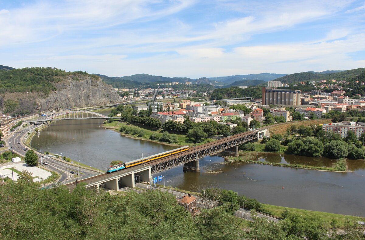 140 052 (Arriva) als R 1304 war am 17.07.22 in Ústí nad Labem zu sehen. Die Lok fährt öfter als Ersatz bei Regio Jet!