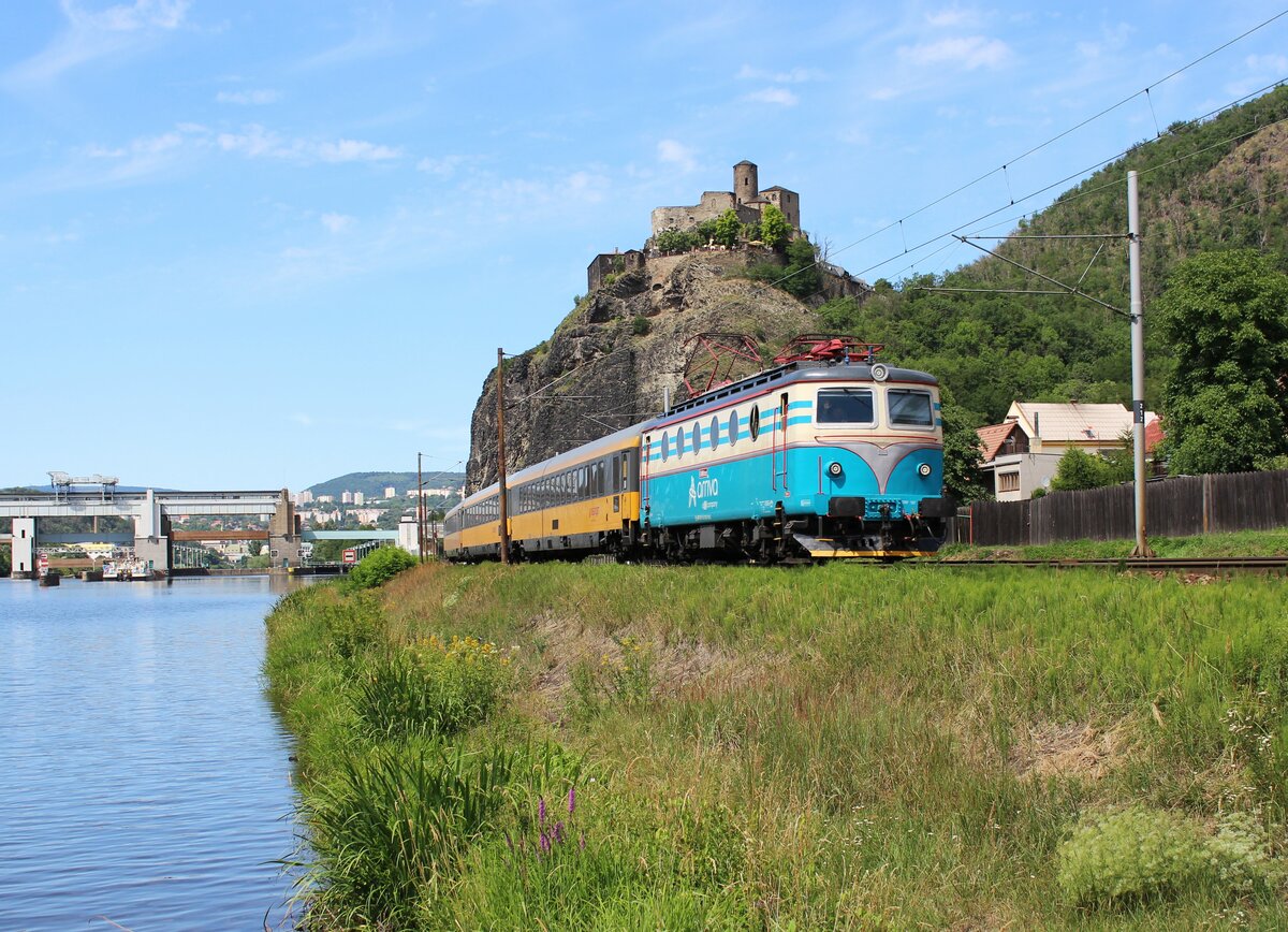 140 052 (Arriva) als R 1311 war am 17.07.22 in Ústí nad Labem Střekov zu sehen. Die Lok fährt öfter als Ersatz bei Regio Jet!