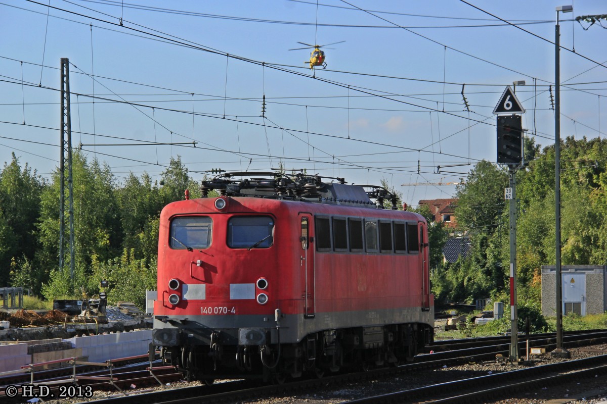 140 070-4 EBM Cargo in Rheine Hbf, September 2013.
Am Himmel ein ADAC-Hubschrauber.