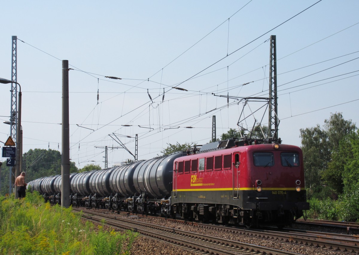 140 070-4 von EBM Cargo zieht am 07.August 2015 einen Kesselzug durch Leipzig-Thekla in Richtung Taucha.