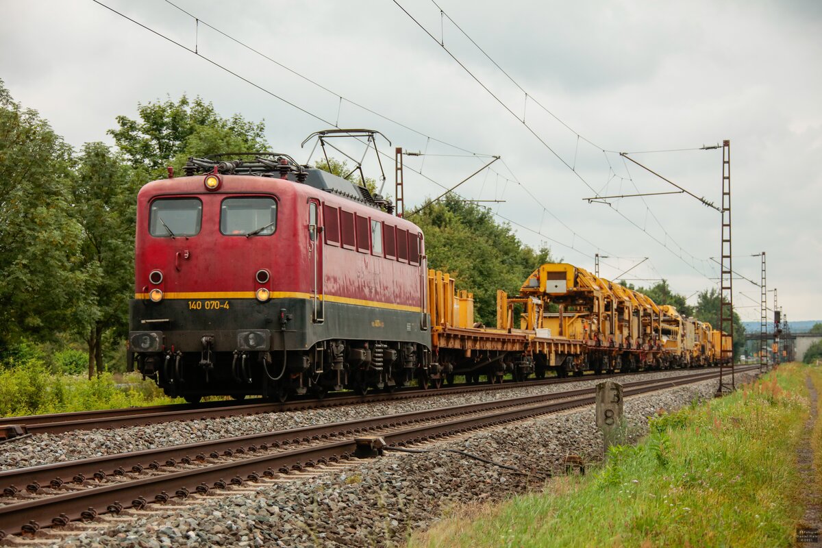 140 070-4 mit Bauzug in Thüngersheim, August 2021.