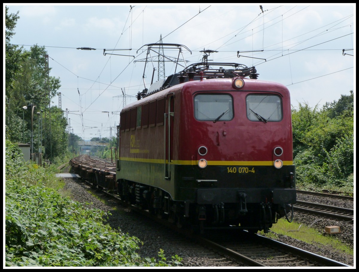 140 070 von EBM war am 7.8.14 mit einigen Güterwagen auf der Ratinger Westbahn in Richtung Duisburg unterwegs.
Aufgenommen bei Lintorf.