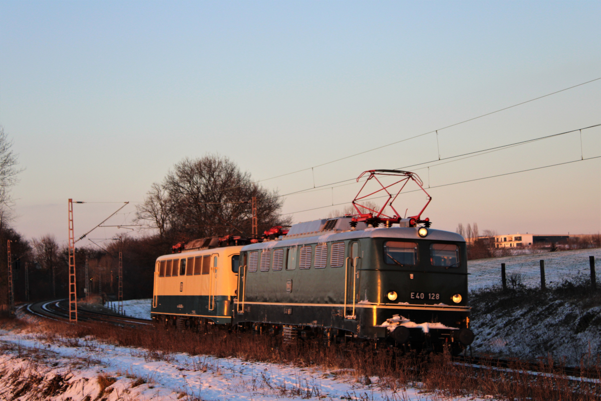 140 128 und 423 fahren im letzten Licht durch Haan Richtung Koblenz. Am 11.02.2021
