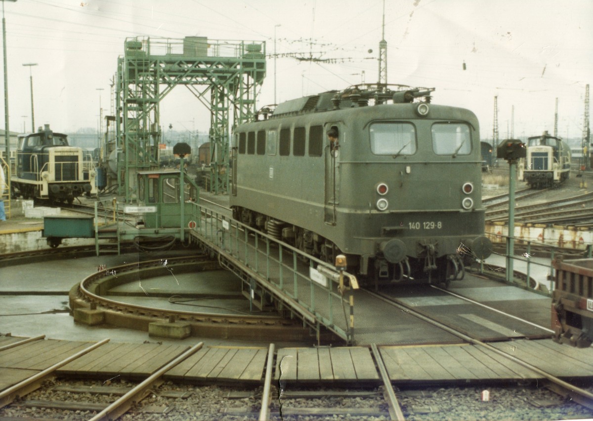 140 129-8 im Betriebswerk Köln Deutzerfeld im Jahr 1989