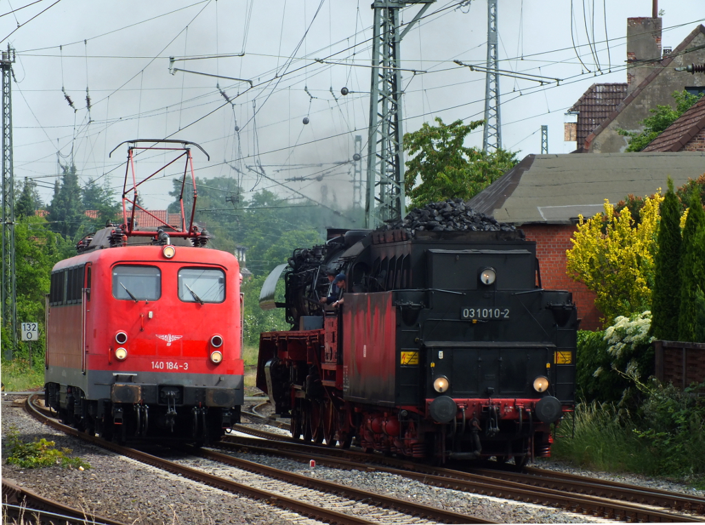 140 184-3 und 03 1010-2 bei der Paralleleinfahrt in den Lüneburger Bf. 13.06.2015