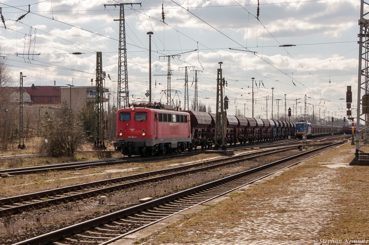 140 184-3 ELV - Eisenbahnlogistik Vienenburg-Rainer Mühlberg mit einem Schotterzug in Stendal und fuhr weiter in Richtung Magdeburg. 06.04.2015