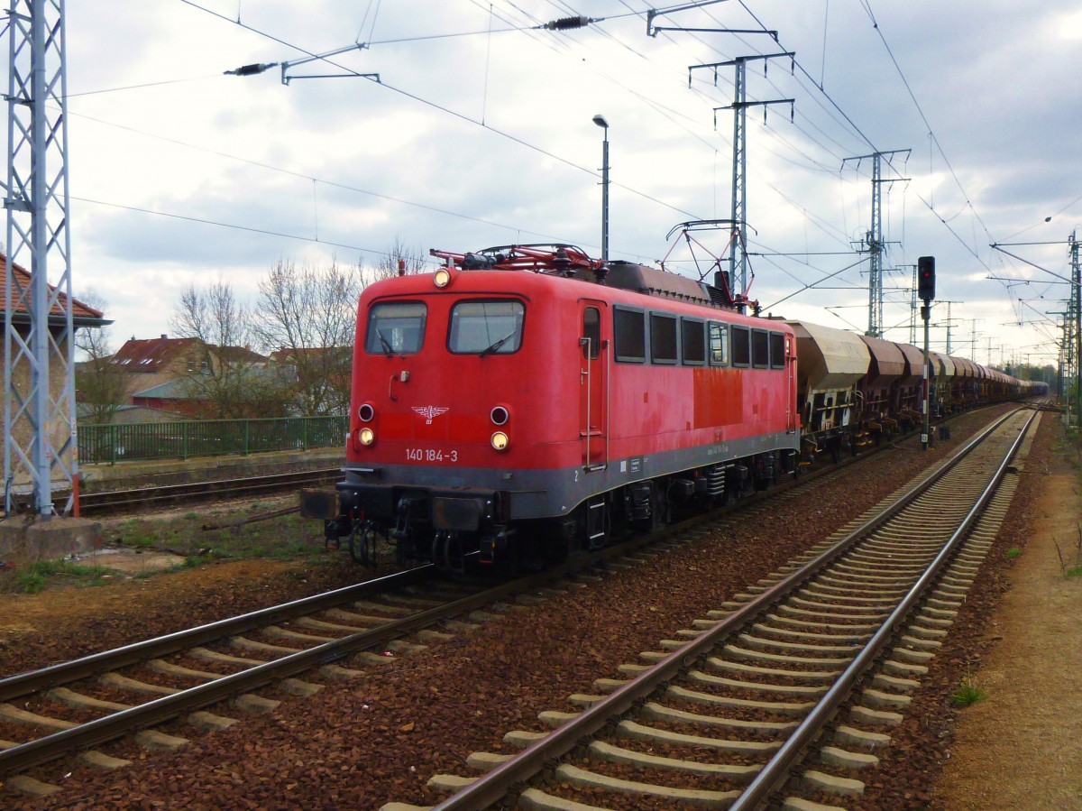 140 184-3 fährt mit einem Schotterzug durch Senftenberg, am 22.04.2015.