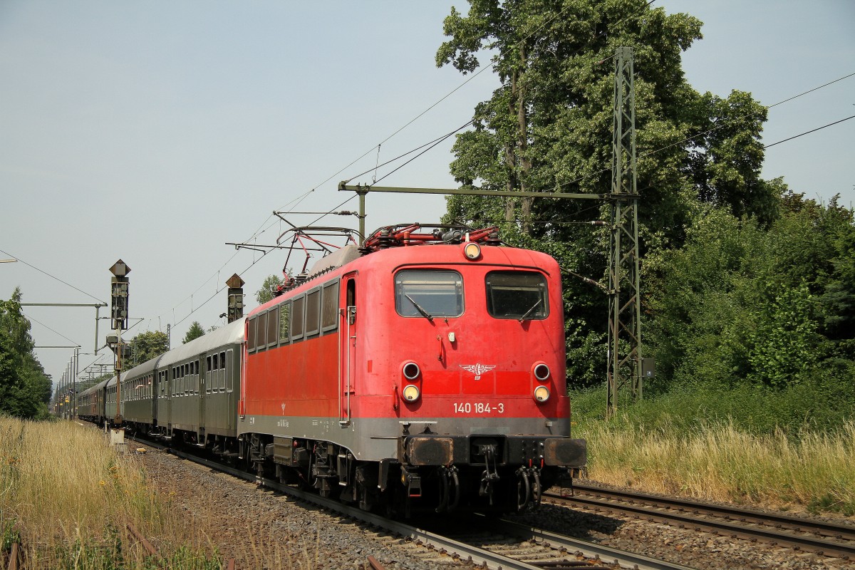 140 184-3 mit ihrem Sdz der Ef Treysa am 04.07.15 nach Rüdesheim hier in Großen Linden 