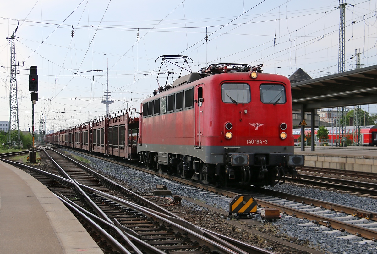 140 184-3 mit leeren Autotransportwagen im Hauptbahnhof Bremen abgelichtet. Aufgenommen am 11.05.2016.