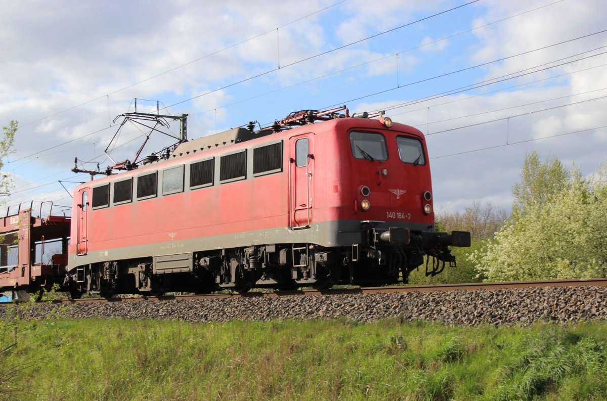 140 184-3 zieht am 19.04.2016 einen leeren Autozug, kurz nachdem Dedensen-Gümmer passiert wurde.