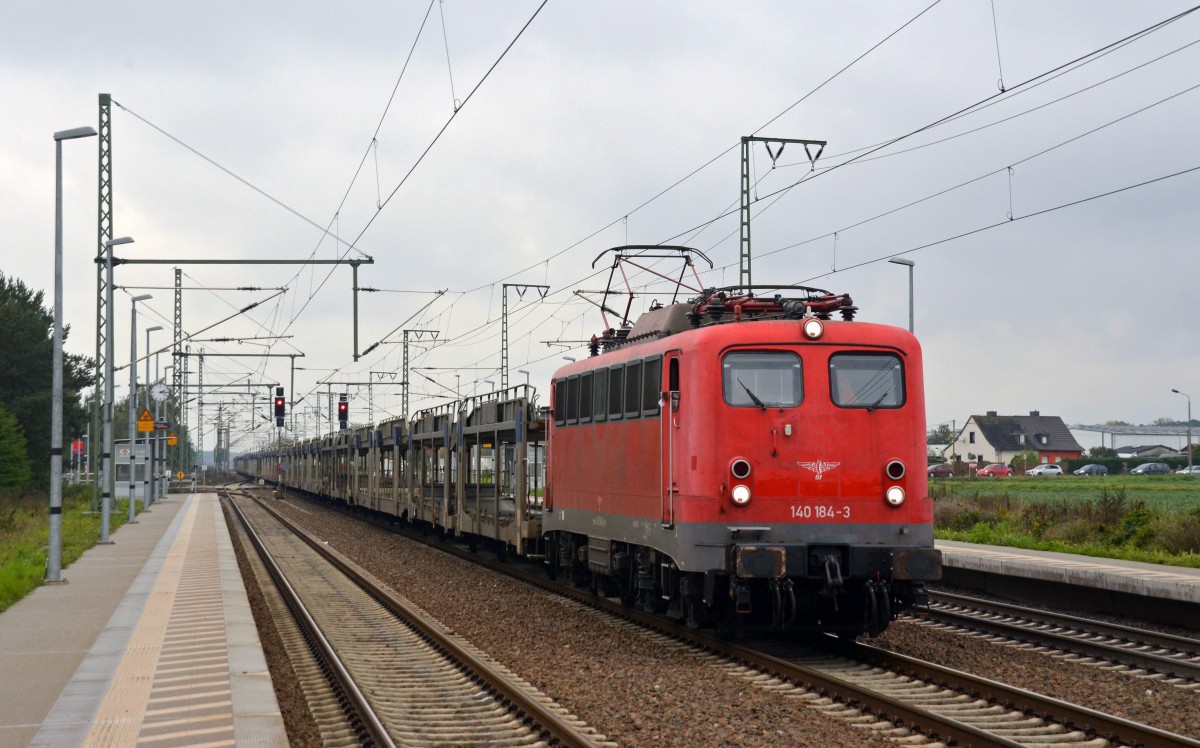 140 184 der Eisenbahnlogistik Vienenburg wird zur Zeit bei der BLG zur Bespannung ihrer Autozüge zwischen Falkenberg(E) und den Nordseehäfen eingesetzt. Am 17.10.15 passiert sie mit einem BLG-Leerzug nach Falkenberg(E) Rodleben.