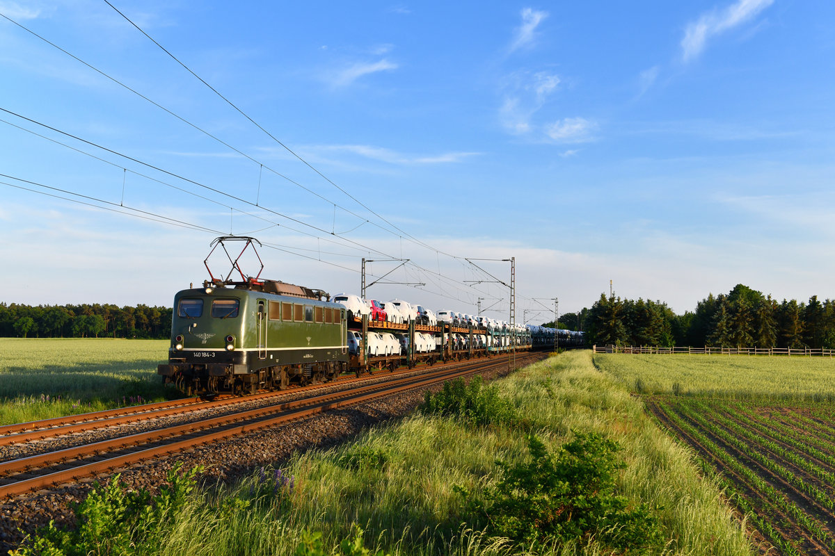 140 184 mit einem Autozug am 23.05.2018 bei Rohrsen. 