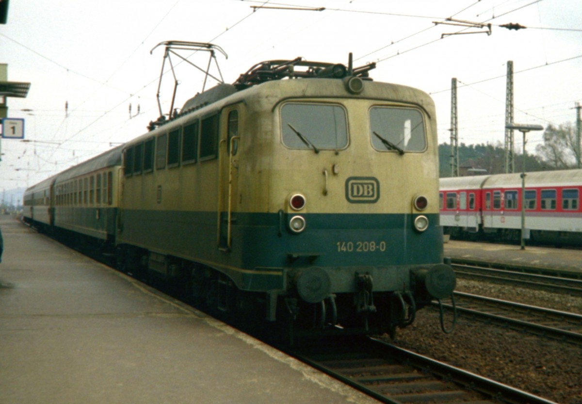 140 208 mit E 3083 (Gttingen–Kassel Hbf) am 26.03.1991 in Eichenberg