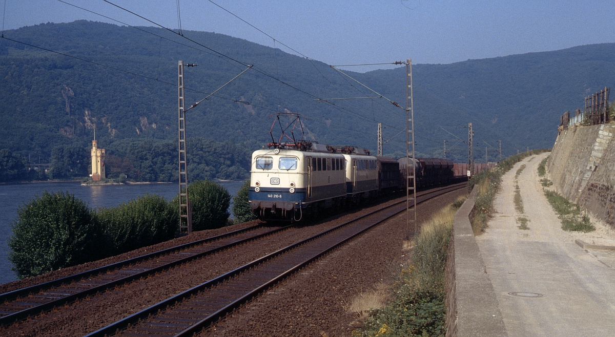 140 210 und eine Schwester als  Wagenlok  zwischen Assmannshausen und Rüdesheim vor der Kulisse des Binger Mäuseturms (August 1981).