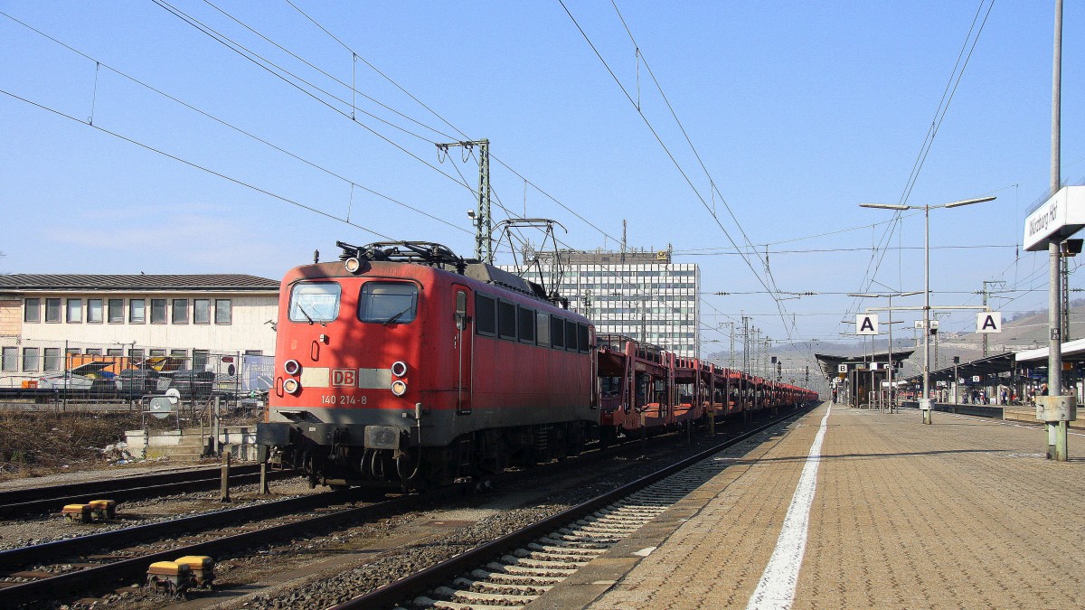 140 214-8 DB steht im Würzburger-Hbf mit einem langen Autoleerzug und wartet auf weiterfahrt in Richtung Nürnberg bei Schönem Sonnenschein am Vormittag vom 20.2.2015.