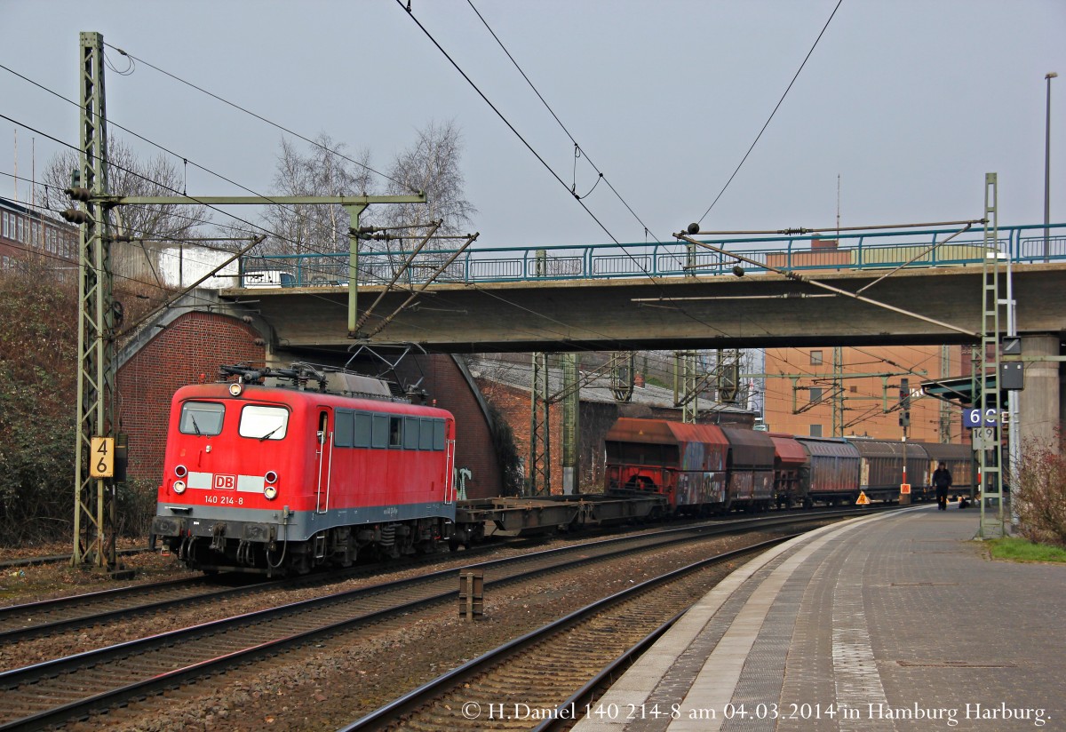 140 214-8 mit einem gemischten Güterzug am 04.03.2014 in Hamburg Harburg.