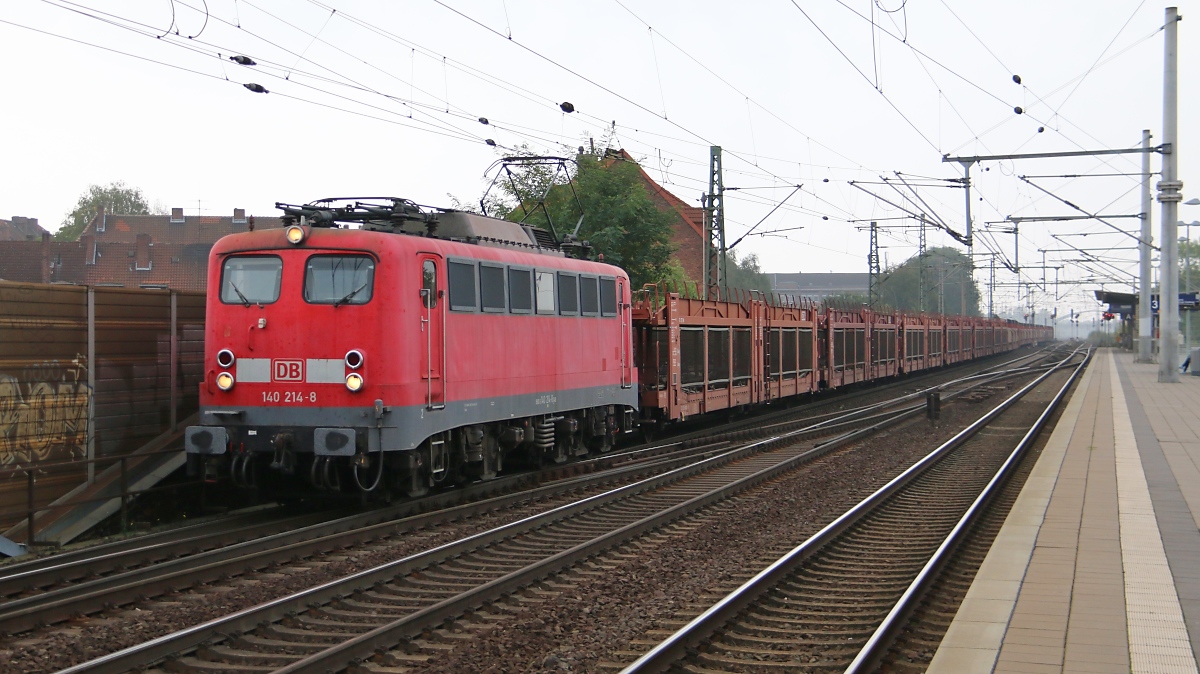 140 214-8 mit leeren Autotransportwagen aus Richtung Seelze kommend. Aufgenommen in Hannover Linden-Fischerhof am 20.09.2014.