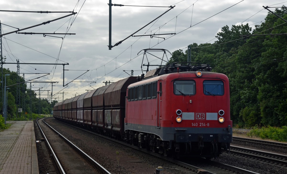 140 214 fuhr mit einem Kohlenzug am 10.07.15 durch Niederndodeleben Richtung Braunschweig.