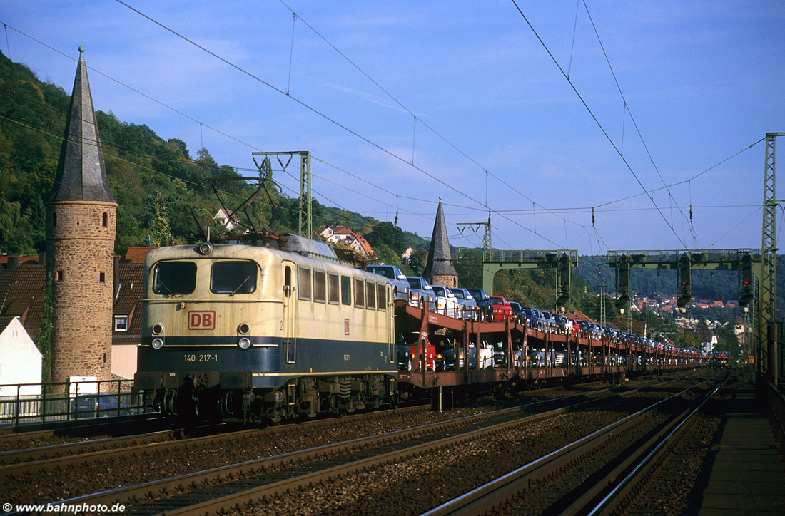 140 217-1 mit Güterzug in Gemünden | 23.09.1998