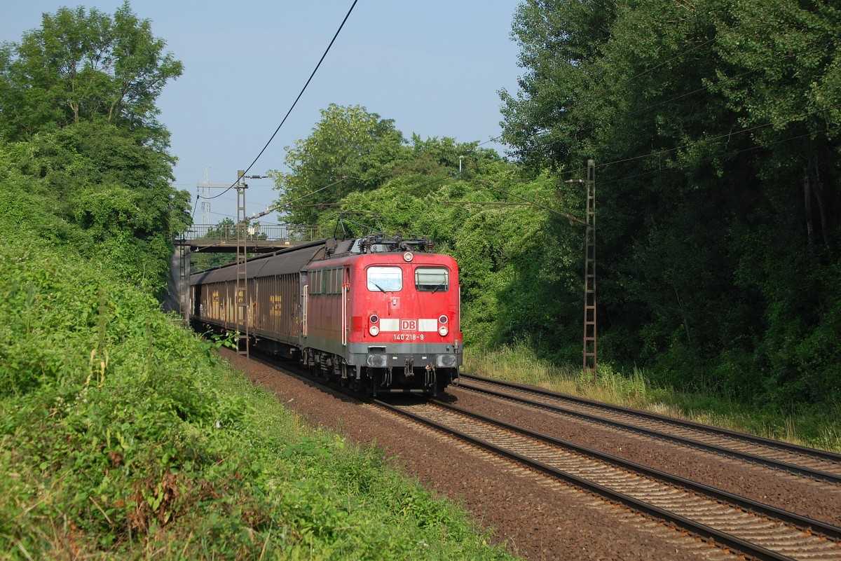 140 218-9 mit einem VW-Teilezug am 17.07.2013 bei Ahlten 