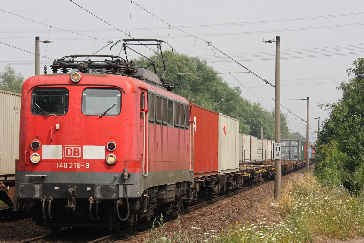 140 218 am 25.7.13 mit einem Containerzug in Hamburg-Moorburg.