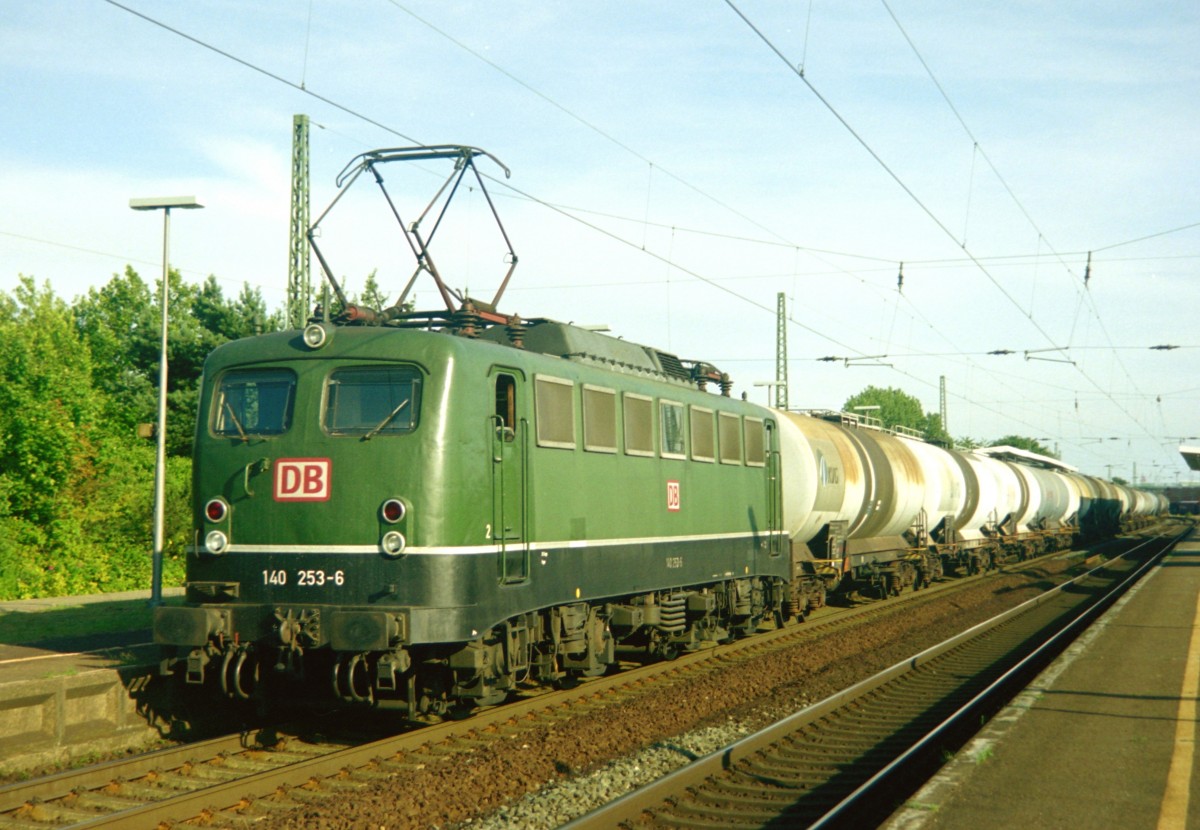 140 253 mit Gterzug Richtung Bremen am 17.08.2001 in Nienburg (Weser)