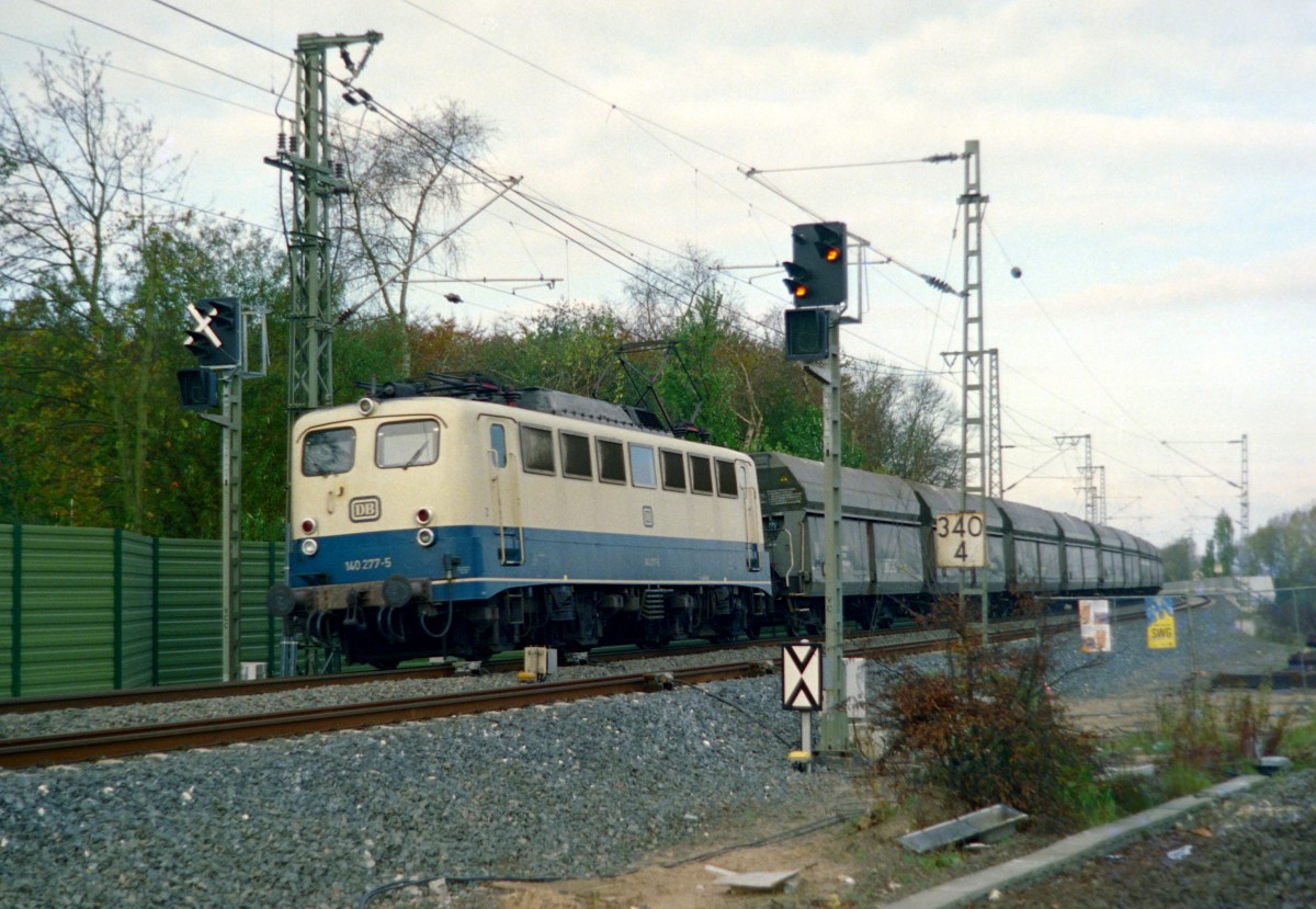 140 277 mit Gterzug Richtung Bremen am 24.10.1993 zwischen Hamburg-Harburg und Hittfeld