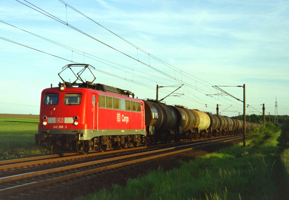 140 288 mit KC 64138 (Misburg–Hamburg Hohe Schaar) am 18.05.2004 zwischen Jesteburg und Maschen