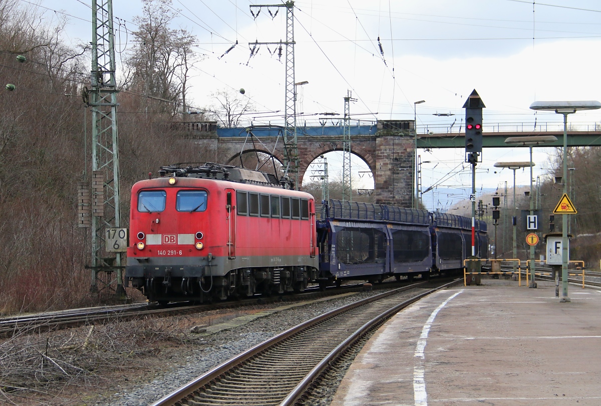 140 291-6 biegt in Eichenberg mit ihrem leeren Autotransportzug in Richtung Osten ab. Aufgenommen am 14.02.2014.