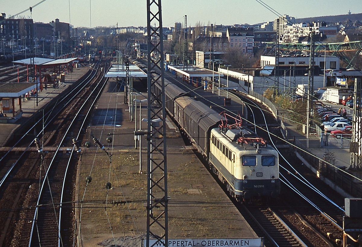 140 291-6 durchfährt mit einem Güterzug an einem Dezembertag Mitte der 1990er Jahre den Bahnhof Wuppertal-Oberbarmen