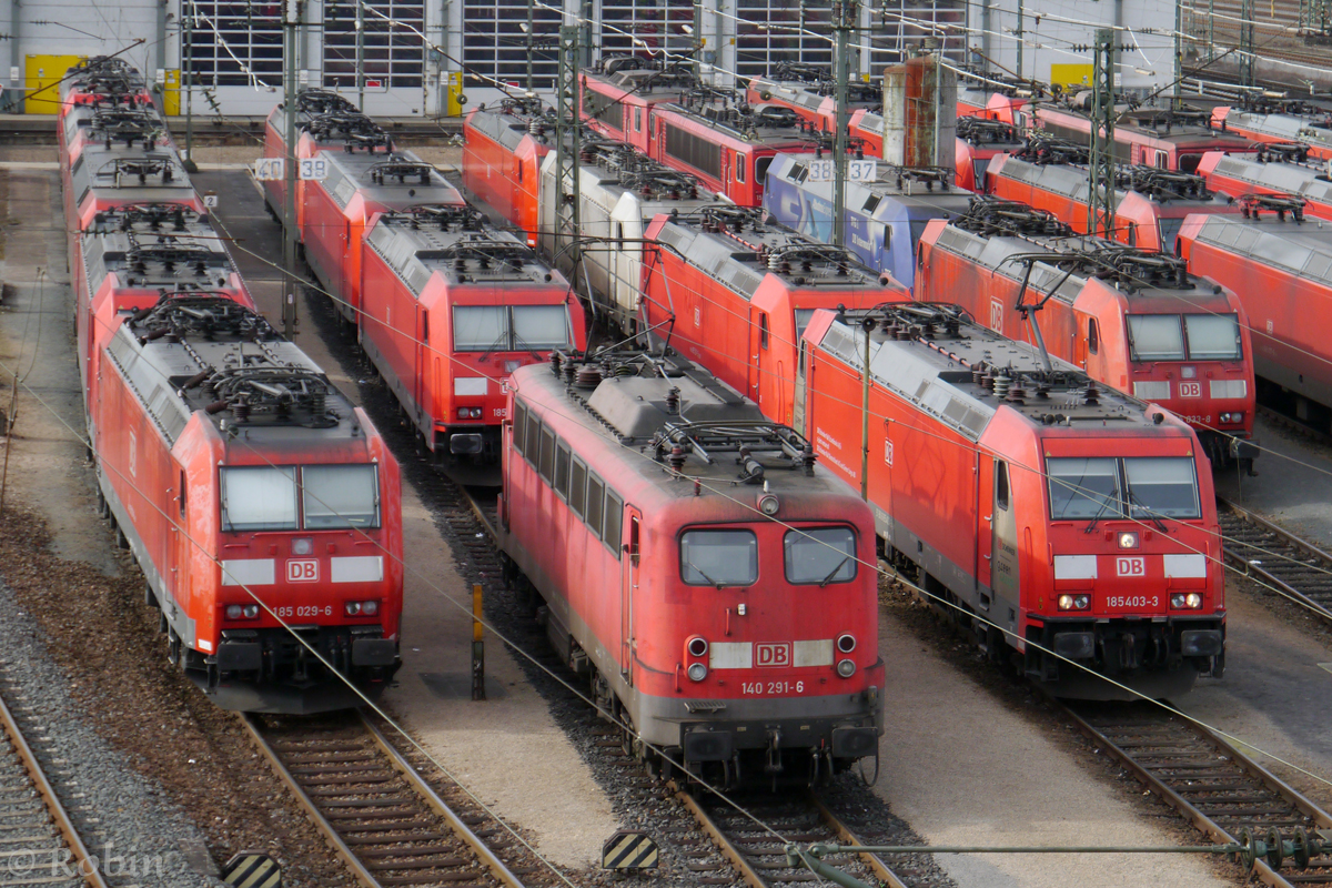 140 291-6 gesellt sich zu den vielen anderen Loks im Bw Mannheim Rbf.
(07.03.2015)