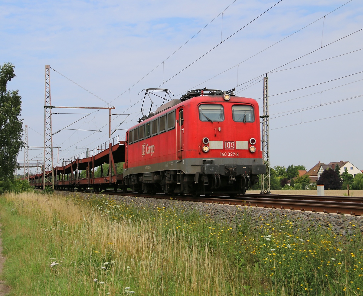 140 327-8 mit leeren Autotransportwagen in Fahrtrichtung Seelze. Aufgenommen in Dedensen-Gümmer am 24.07.2015.