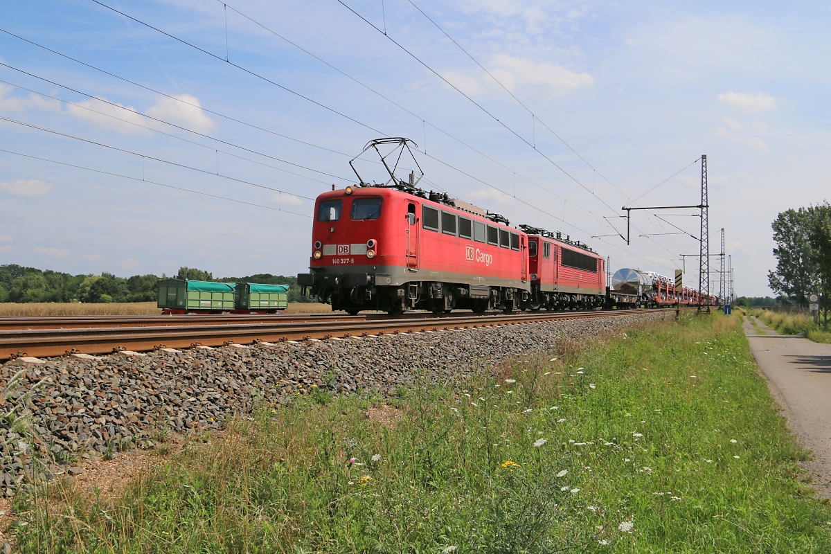 140 327-8 mit einer Wagenlok der BR 155 und gemischtem Güterzug in Fahrtrichtung Wunstorf. Aufgenommen am 24.07.2015 in Dedensen-Gümmer.