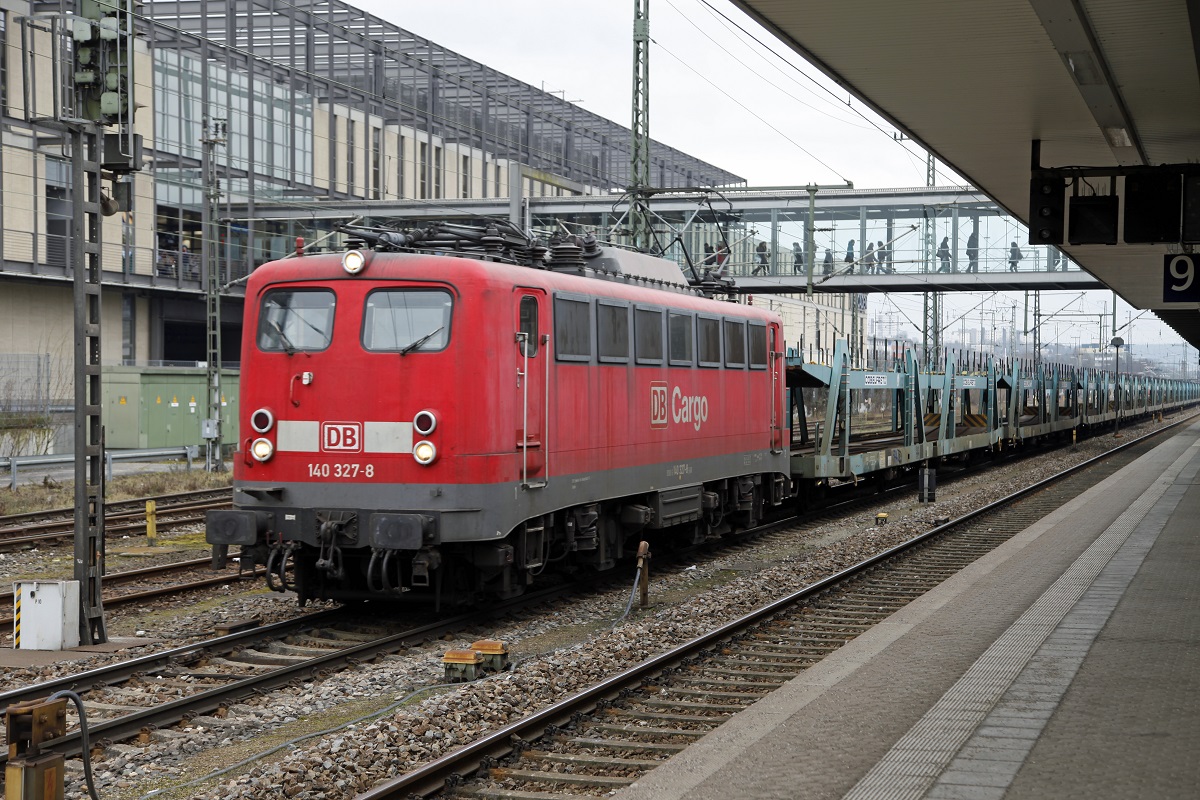 140 327 fährt am 12.02.2014 mit einem Güterzug durch Regensburg.