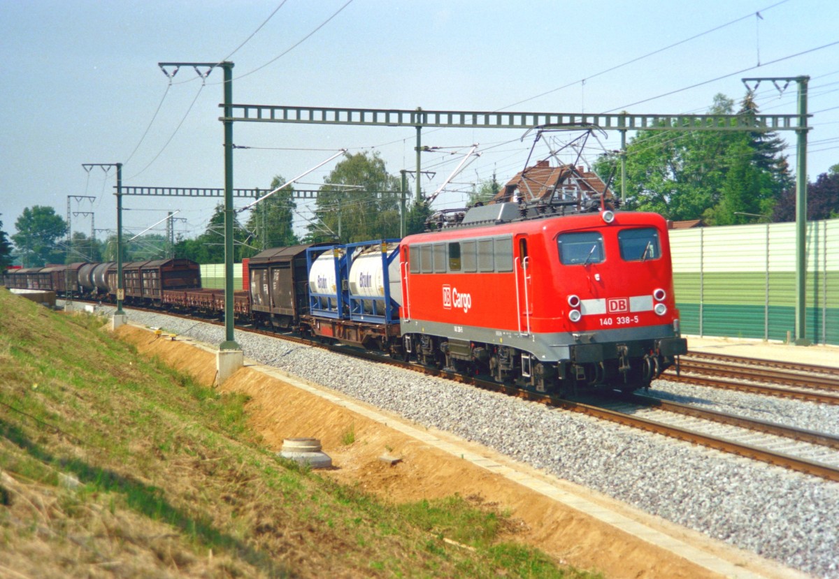 140 338 mit Gterzug Richtung Magdeburg am 11.08.1998 in Weddel (Braunschweig)