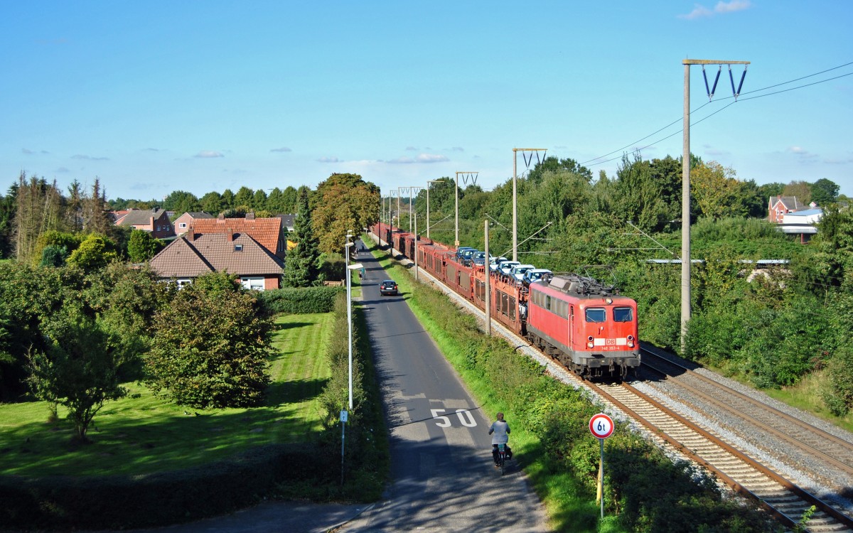 140 353-4 fuhr am 30.09.2015 mit einem Autozug von Emden nach Osnabrück, hier in Leer.