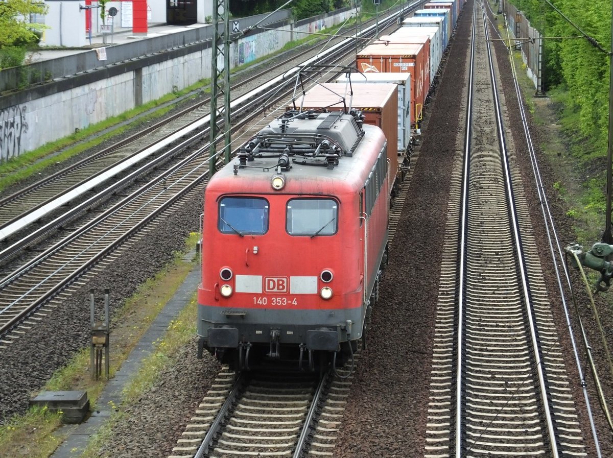 140 353-4 kommt am 07.05.2015 mit einem Containerzug aus dem Hamburger Hafen durch HH-Heimfeld.
