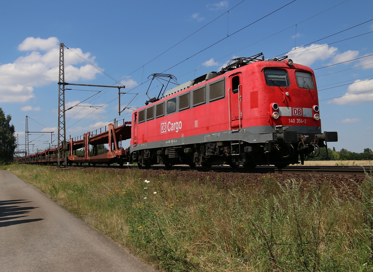 140 354-2 mit leeren Autotransportwagen in Fahrtrichtung Seelze. Aufgenommen bei Dedensen-Gümmer am 23.07.2014.