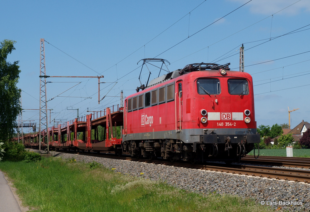 140 354-2 rollt am 15.05.15 mit ihrem leeren Autotransportzug durch Dedensen/Gümmer Richtung Seelze.