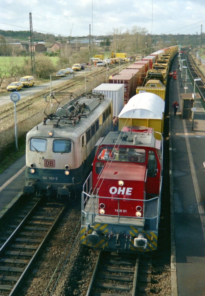 140 363 mit Gterzug Richtung Lneburg und OHE 1400 01 mit Arbeitszug am 28.02.1998 in Ashausen