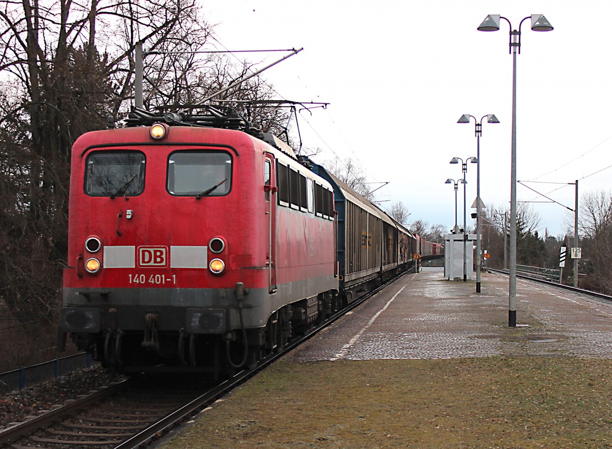 140 401-1 fährt am 15.02.2014 bei Regenwetter mit dem GA 52813 durch Zwickau Pölbitz zum VW-Werk nach Mosel.
