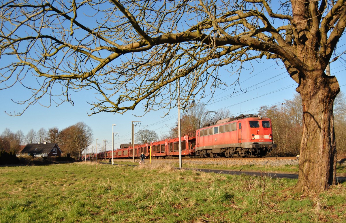 140 401-1 fuhr am 12.03.2015 mit einem Güterzug von Emden nach Osnabrück, hier in Leer.