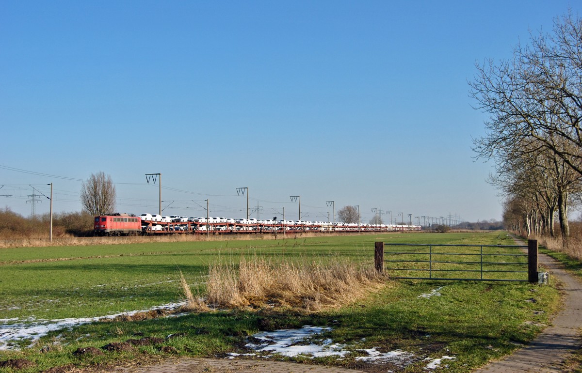 140 401 fuhr am 06.01.2015 mit einem Güterzug von Osnabrück nach Emden, hier bei Gandersum.