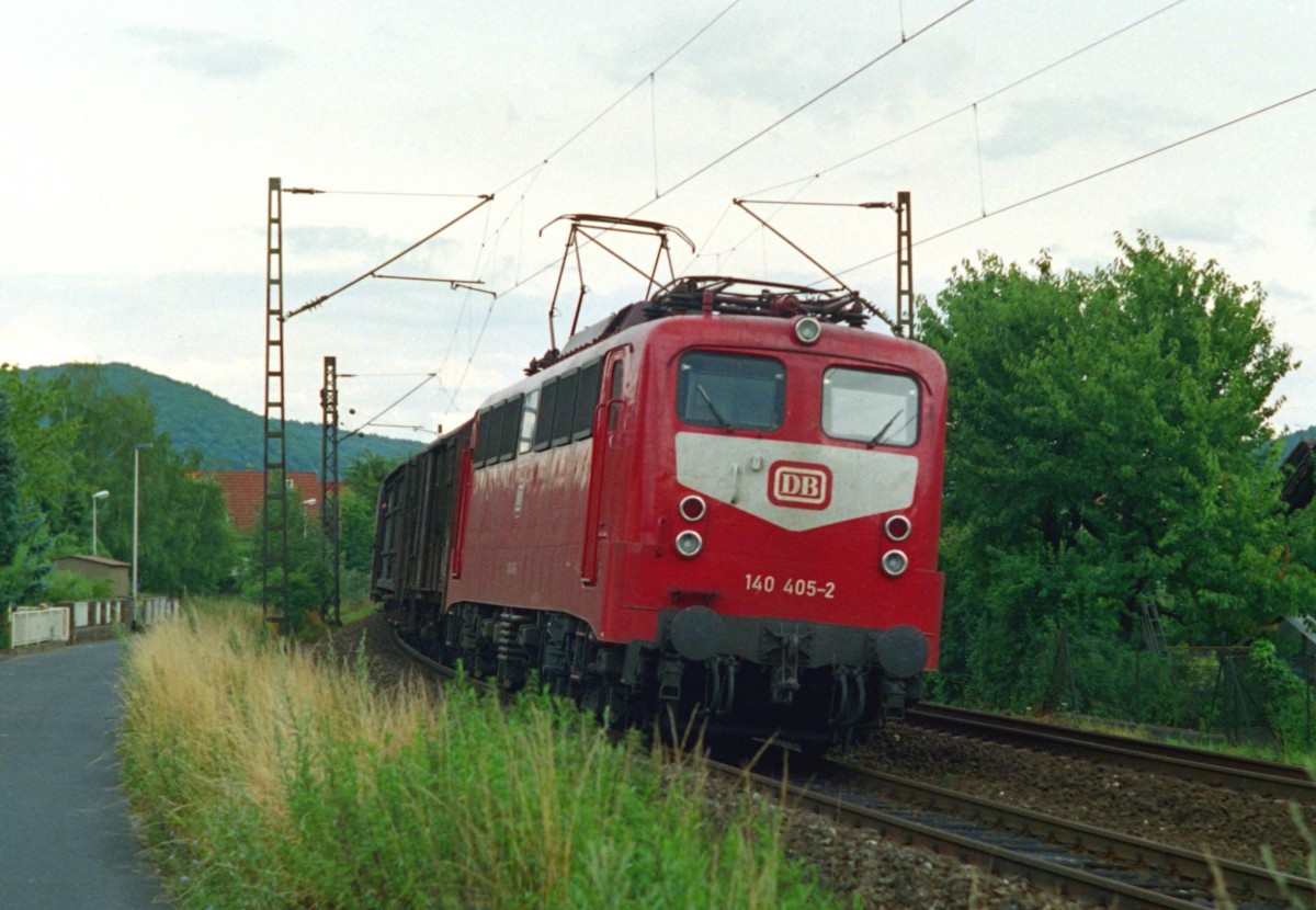 140 405 mit Gterzug Richtung Aschaffenburg am 11.07.1993 in Langenprozelten