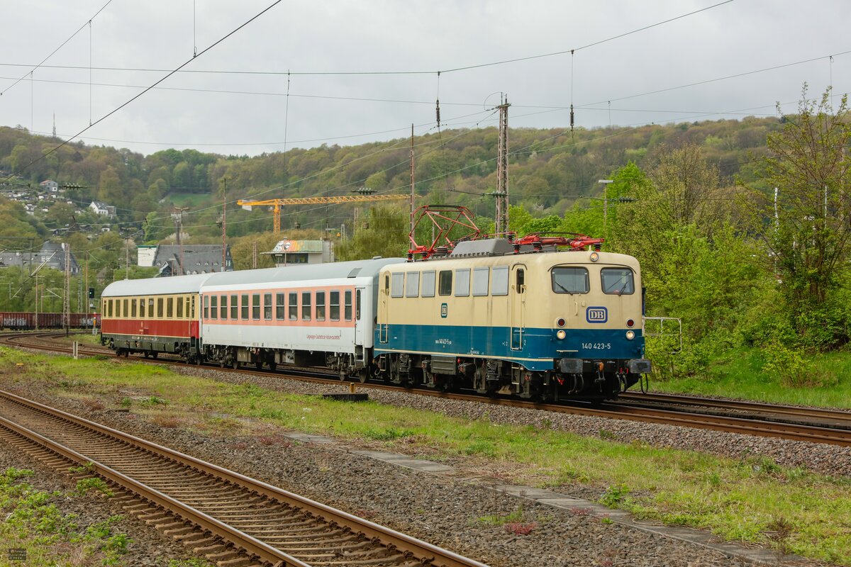 140 423-5 DB mit Überführung in Wuppertal Steinbeck, am 15.04.2024.