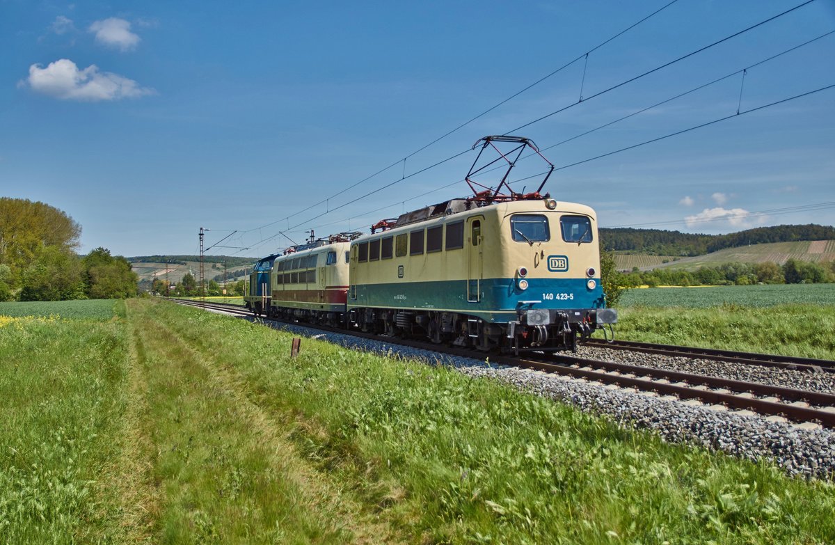 140 423-5 hat die 103 xxx, 212 372-7 im Schlepp und ist in Richtung Würzburg/M. unterwegs,gesehen am 10.05.2017 bei Retzbach-Zellingen. 