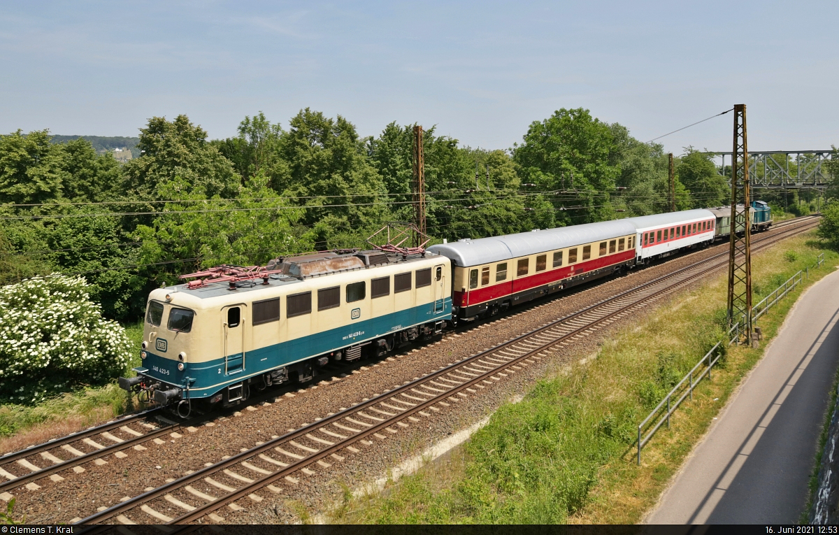 140 423-5 unternahm am 14.6.2021 eine Reise nach Potsdam, um einen Eilzugwagen der Bauart  B4ye  (50 80 28-43 270-7 | 73633 Nür) abzuholen. Zwei Tage später ging es damit zurück ins DB Museum Koblenz. In Naumburg (Saale) konnte die pünktliche Fuhre aufgenommen werden.

🧰 DB Museum Nürnberg (Standort Koblenz)
🚩 Bahnstrecke Halle–Bebra (KBS 580)
🕓 16.6.2021 | 12:53 Uhr