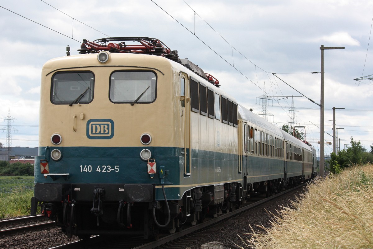 140 423 am 22.6.13 am Schluss eines Sonderzuges bei Brhl.