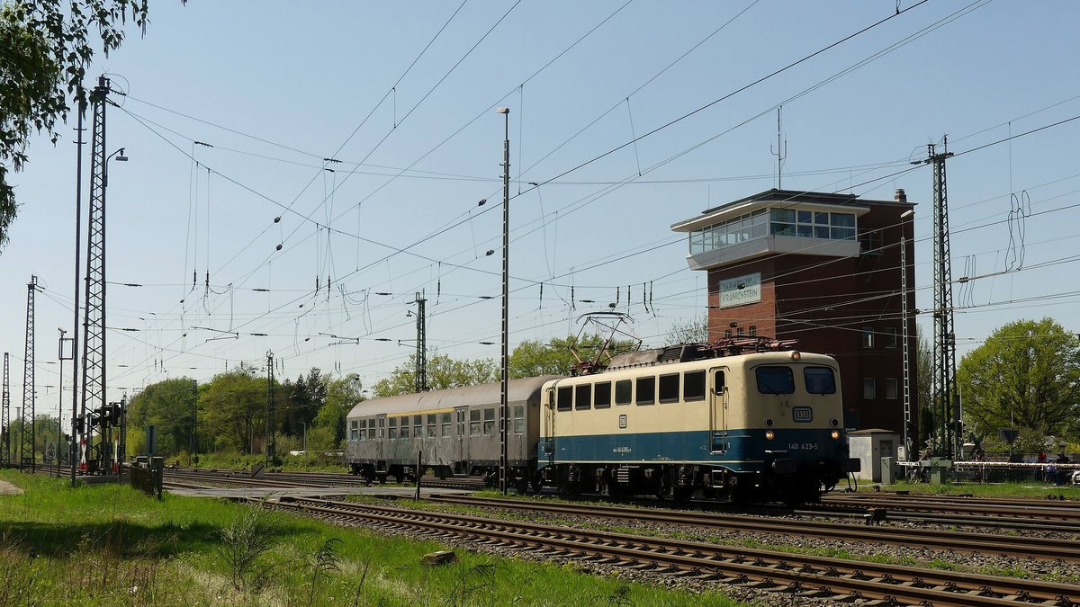 140 423 zieht einen einzelnen Silberling durch Darmstadt Kranichstein gen Osten. Aufgenommen am 19.4.2018 13:41