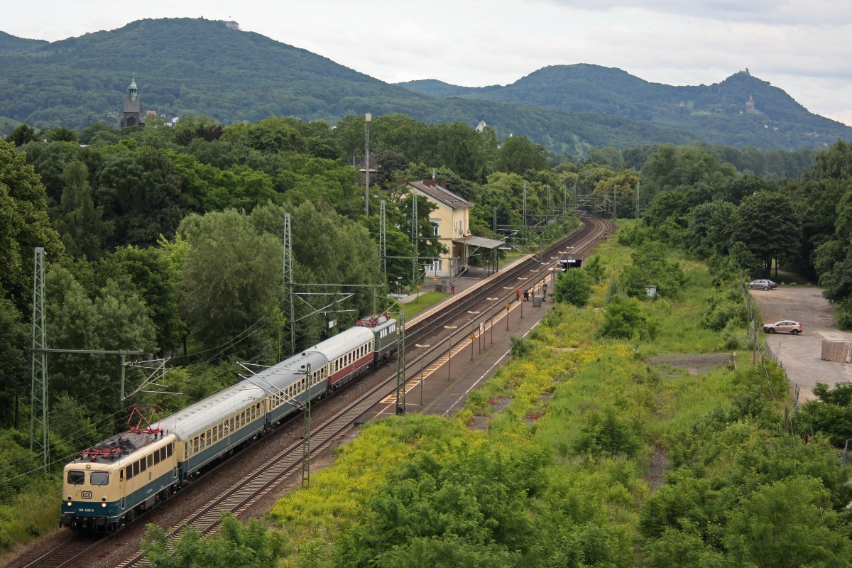 140 423 zog am 22.6.13 einen Sonderzug und E40 128 durch Bonn-Oberkassel.